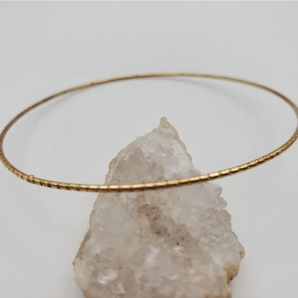 The dotted line gold tone‎ spackle bracelet B1633